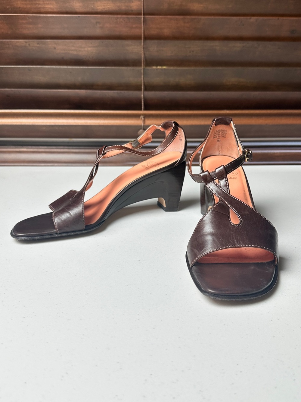 Circa Joan & David Brown T-Strap Mid Block Heel Sandals Size 6 With Dust Bag